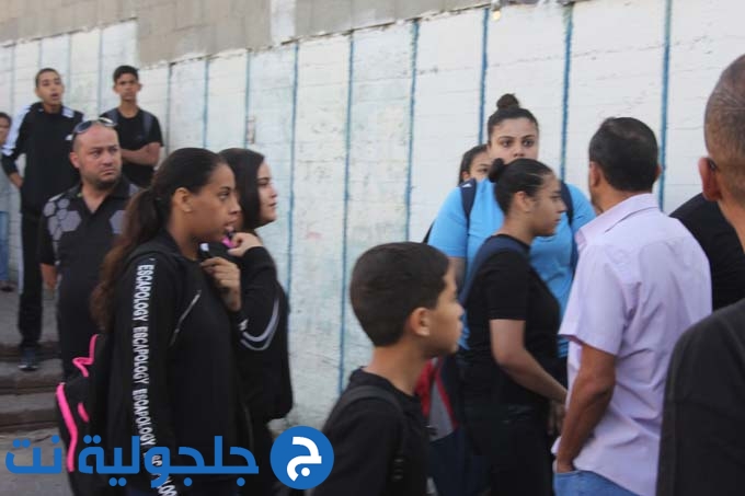 أجواء مشحونة ومشادات كلامية بين رئيس المجلس والأهالي أمام مدرسة الرازي